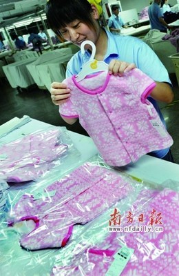无标签婴幼儿服装仍存 家长不知新规选择多凭手感-中新网